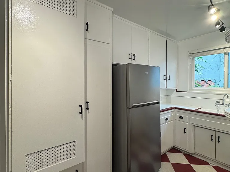 2269 N Beachwood Dr #202 — Photo 42