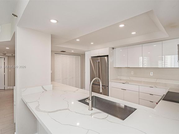 3rd image of 520 Brickell Key Dr APT A1010
