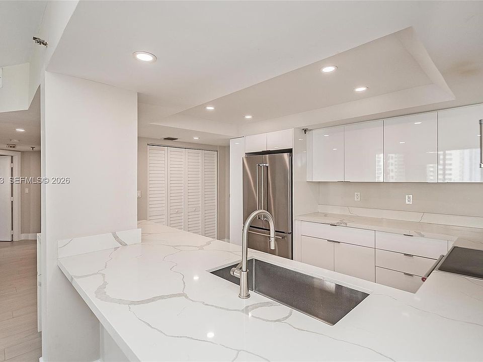 1st image of 520 Brickell Key Dr APT A1010