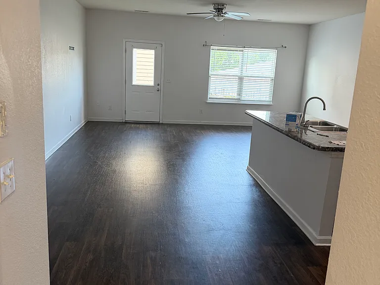 313 Nixon Way — Photo 3