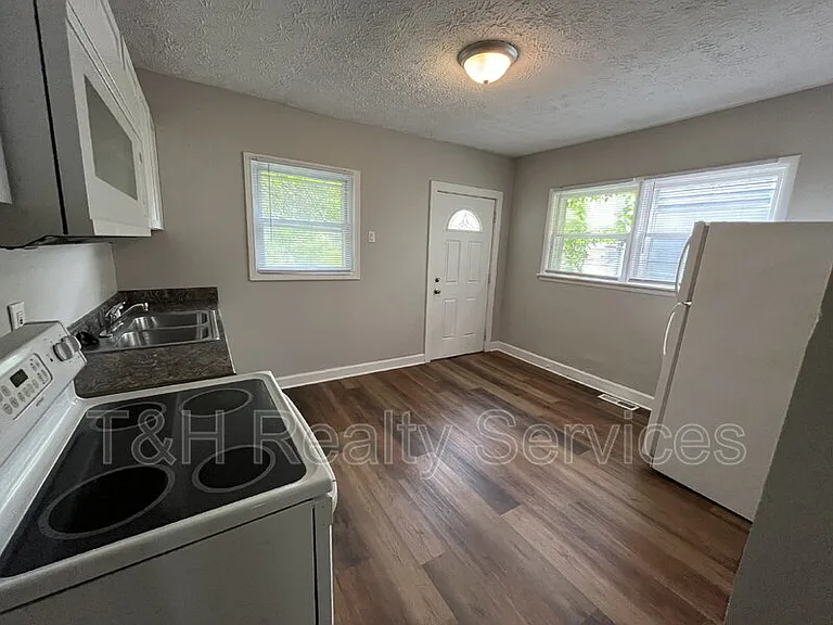 560 Udell St — Photo 6