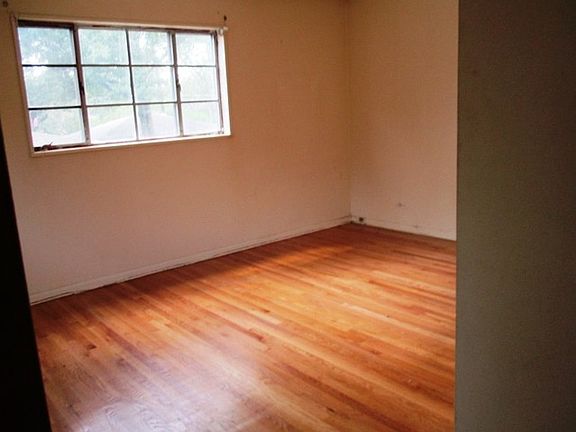 2nd image of 414 Illinois St