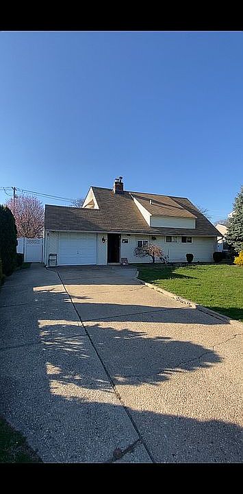 1st image of 18 Pilgrim Ln