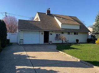 18 Pilgrim Ln, Westbury, NY 11590