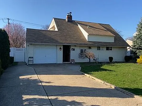 18 Pilgrim Ln, Westbury, NY 11590