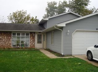 10 Highbury Dr, Elgin, IL 60120