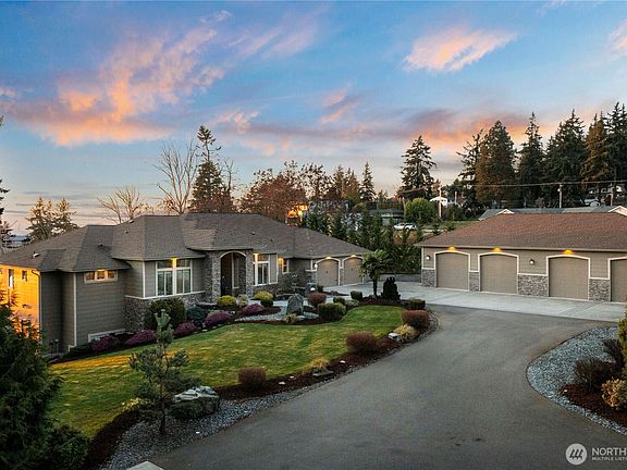 Exquisite Fife Heights Estate featuring Panoramic Views situated on 2.69 acres>