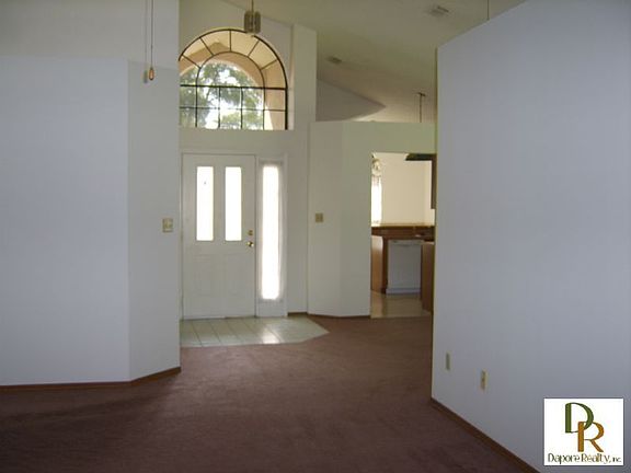 3rd image of 104 Lakebreeze Cir