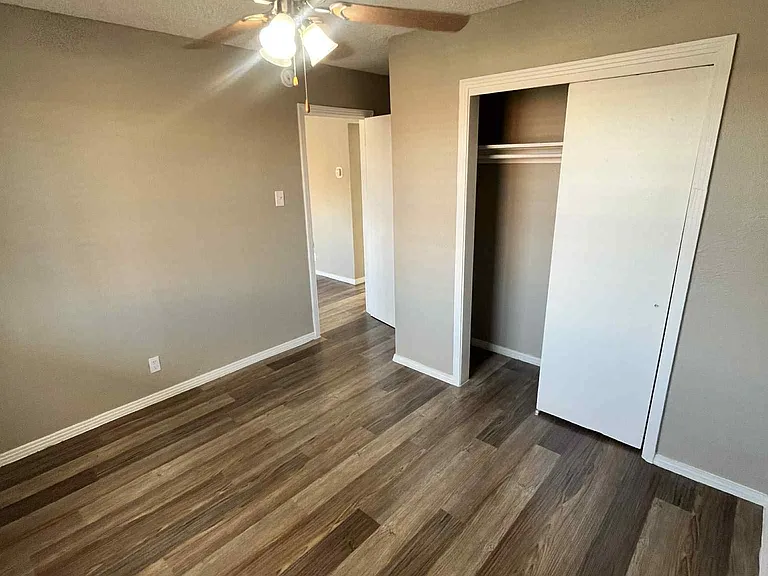 Lakeside Apartments — Photo 6