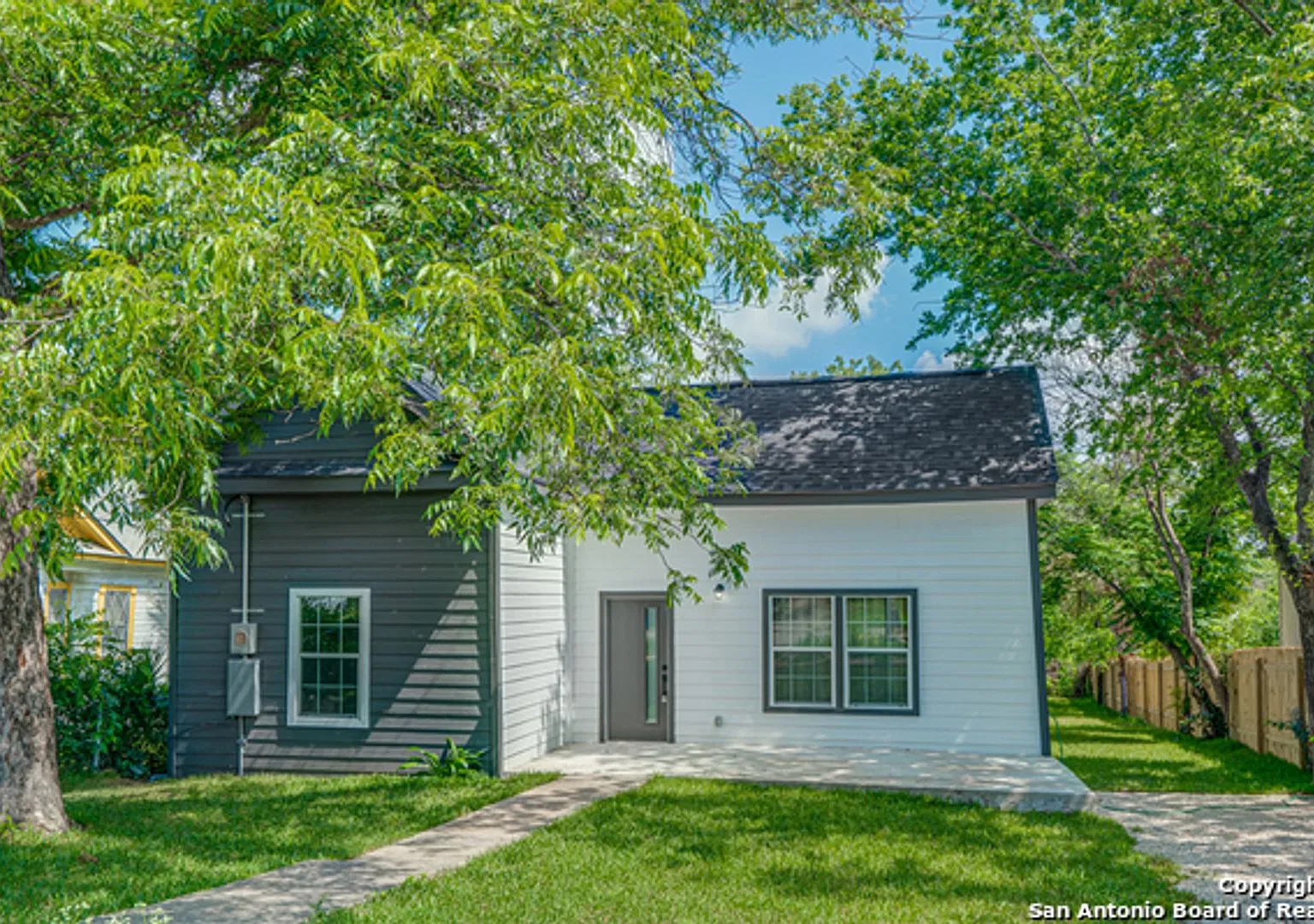 Beautifully Renovated 3 Bedroom in Denver Heights — Photo 2