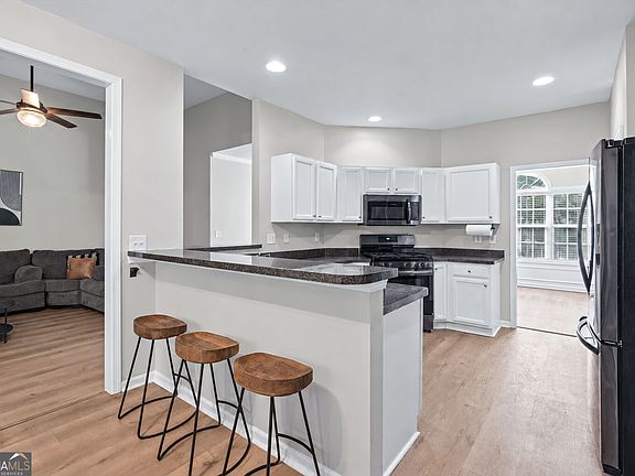3rd image of 2815 Emerald Ct SW
