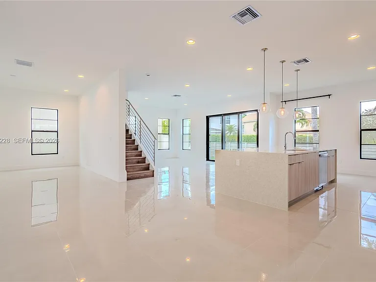 1427 SW 23rd St — Photo 3