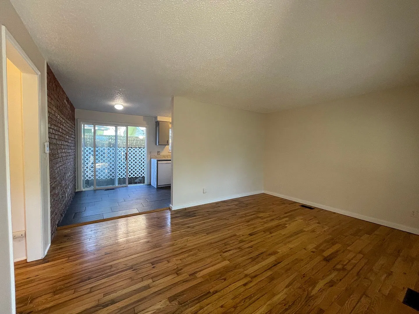 Nice 2 Bedroom 1 Bathroom Duplex — Photo 2
