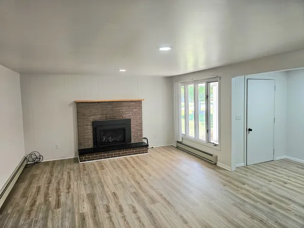 8942 Delwood Dr, Freeland, MI 48623