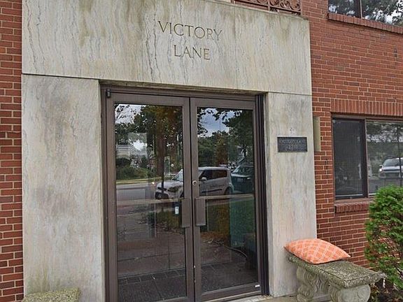 2nd image of 2210 Victory Pkwy APT 1