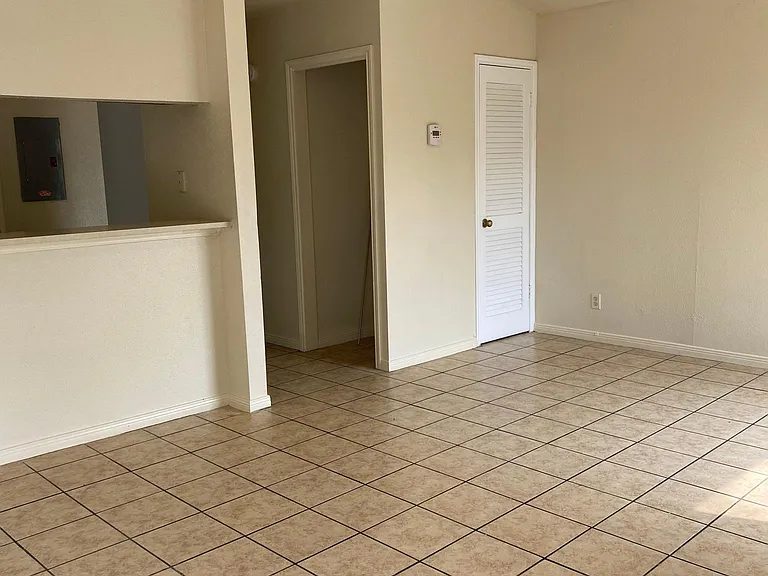 7526 Windsor Oaks — Photo 3