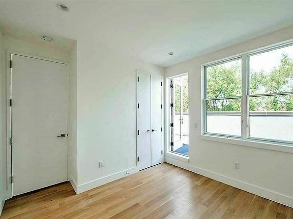2nd image of 827 Willoughby Ave #2F