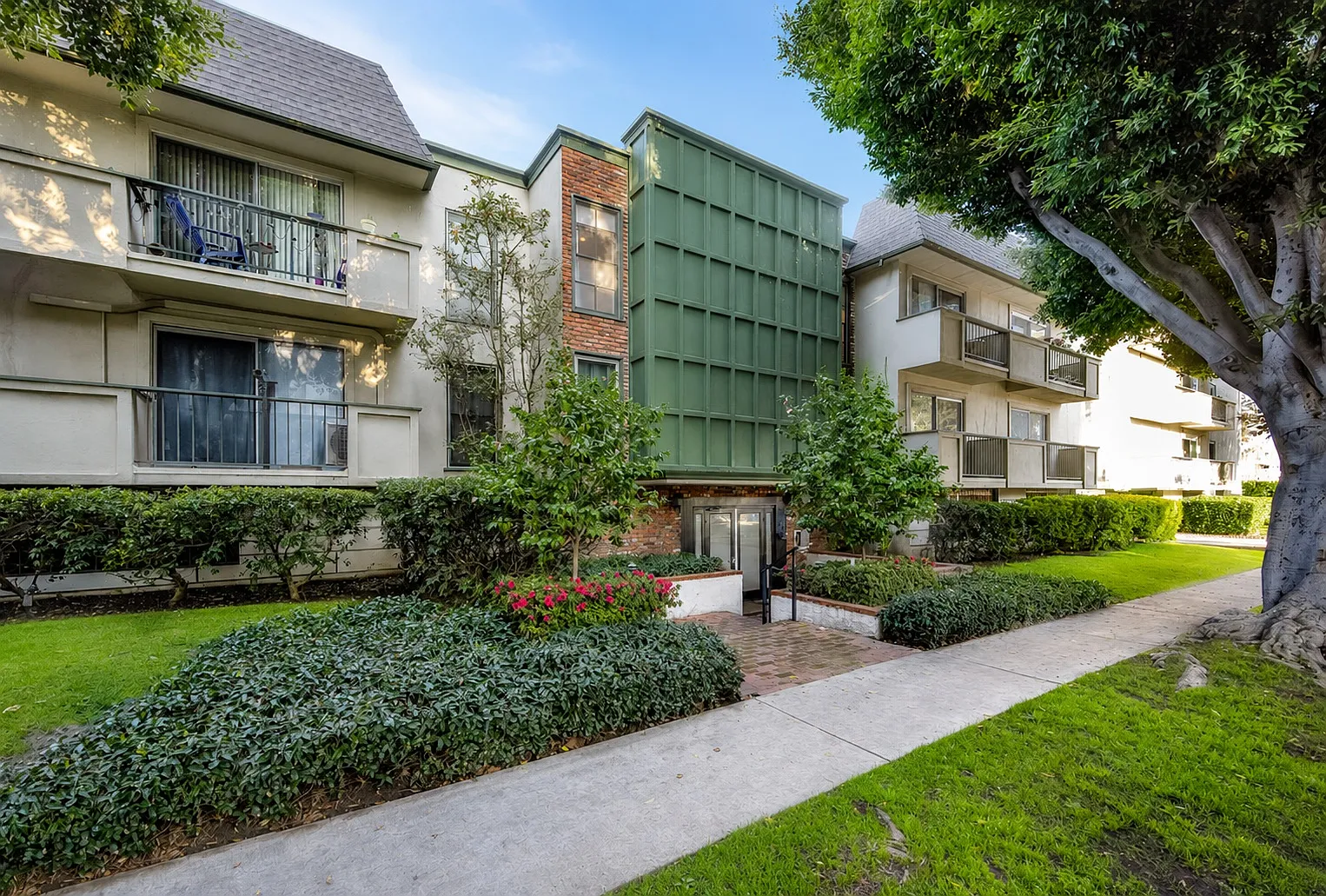 2 bed, 1013 sqft, $3,395 — Photo 1