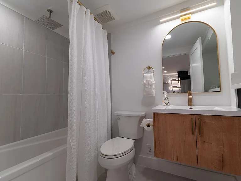 Bathtub with rainshower and removable shower head options