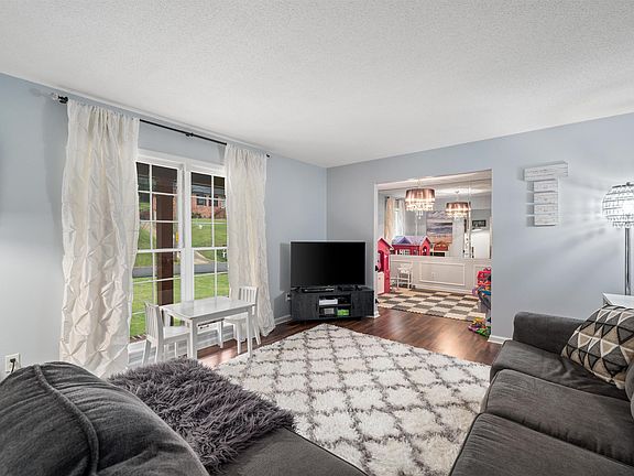 3rd image of 834 Sherman Oaks Dr