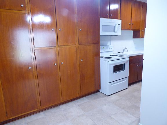 Dining area to kitchen