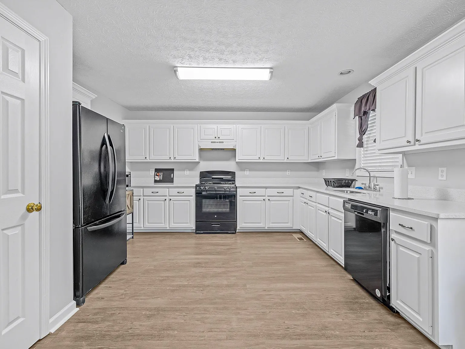 4 bed, 3.0 bath, 1959 sqft, $892 — Photo 4