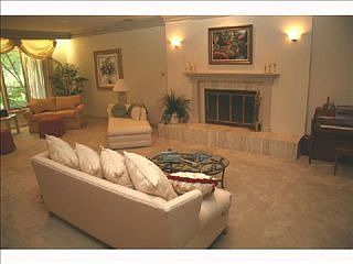 4th image of 2444 W Lane Ave