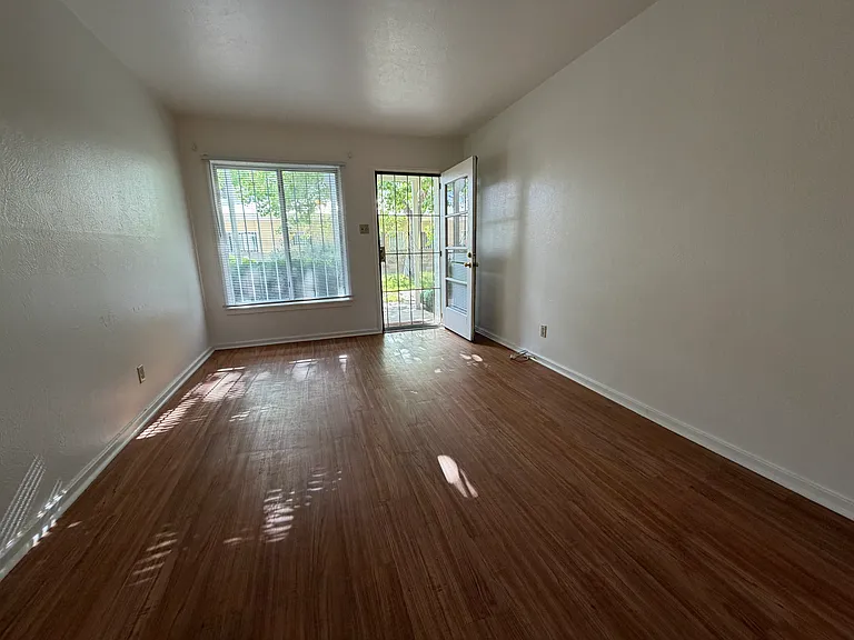 1 Bedroom W/ Large Yard, Storage & Carport In Great North Unm Area — Photo 5