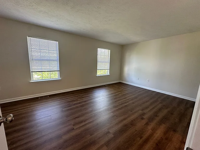 327 Georgetowne Ct — Photo 14