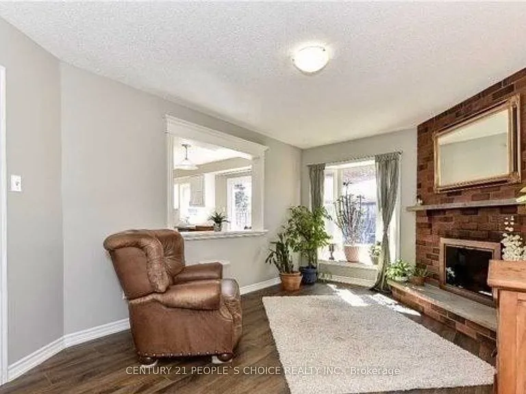 4339 Radisson Cres W — Photo 4