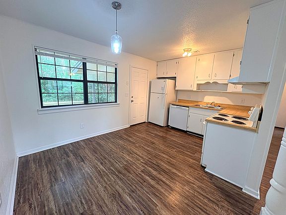4th image of 1543 Coombs Dr #2