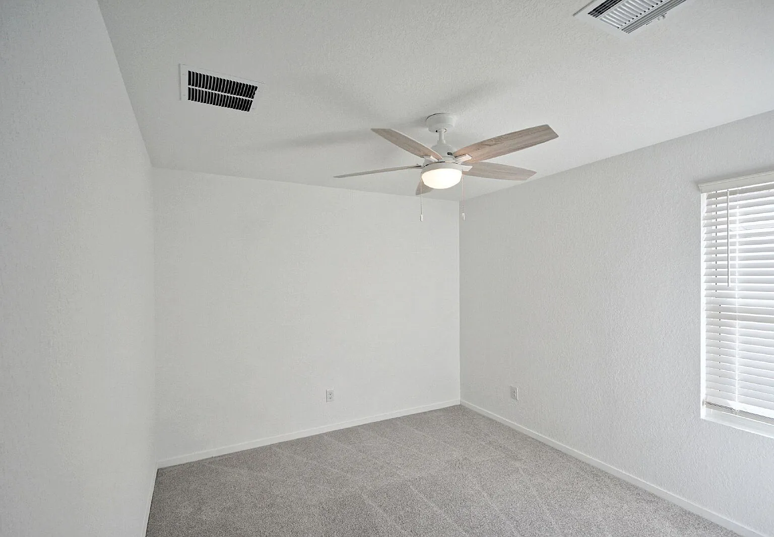 3 bed, 2.0 bath, 1402 sqft, $1,475 — Photo 3