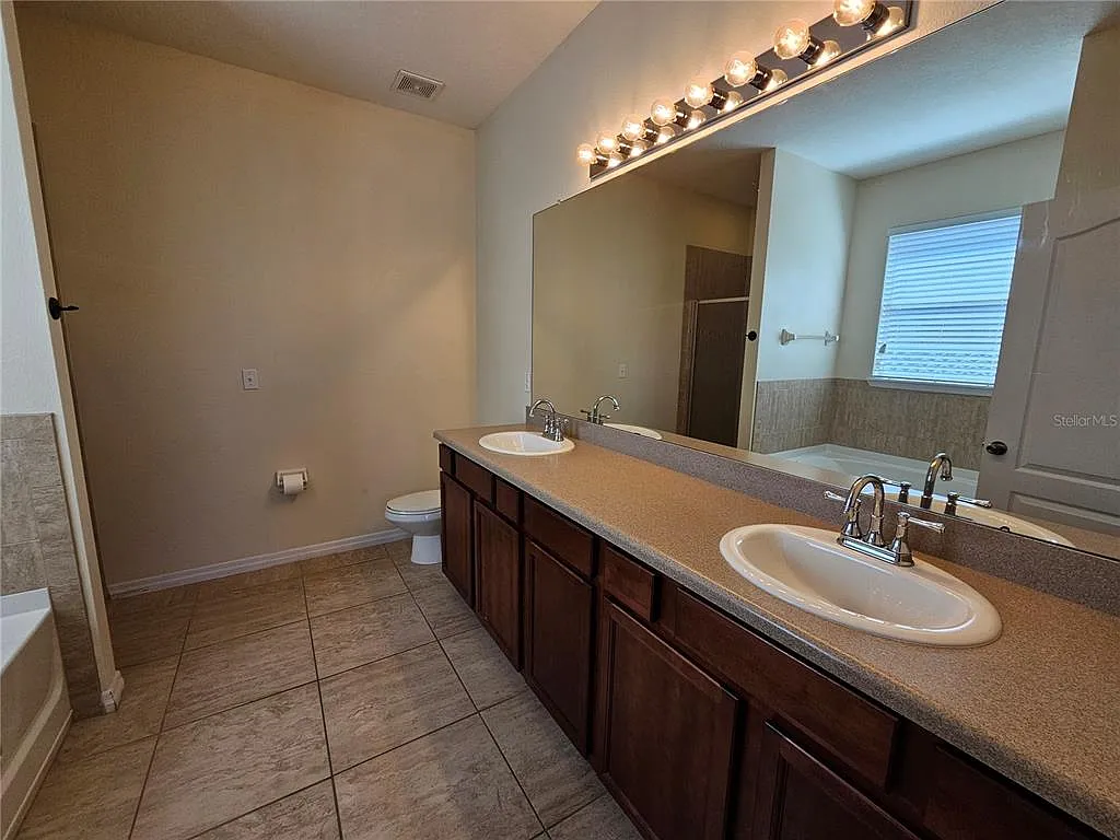 3 bed, 2.0 bath, 1801 sqft, $2,430 — Photo 4