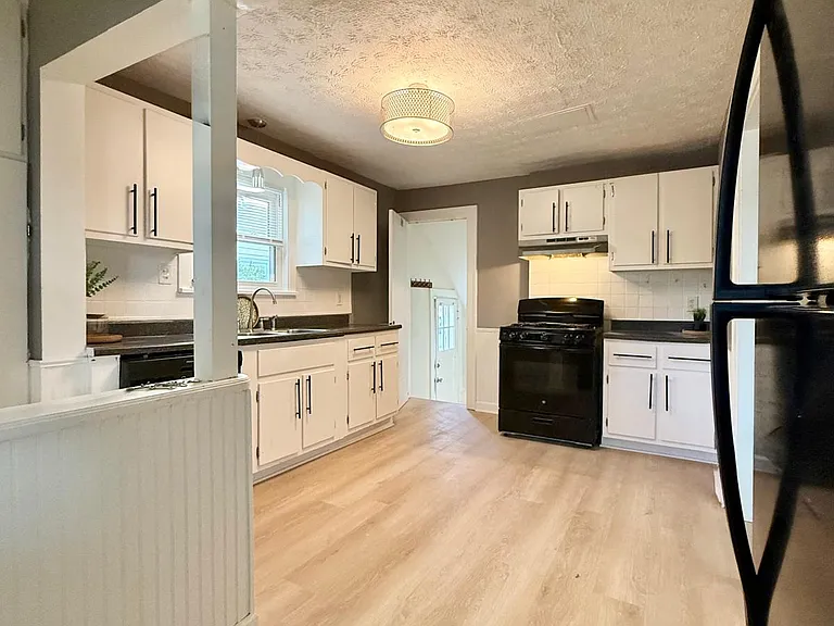 8018 Theota Ave — Photo 12