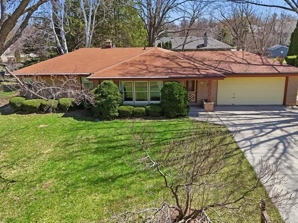 4600 South 121st STREET, Greenfield, WI 53228