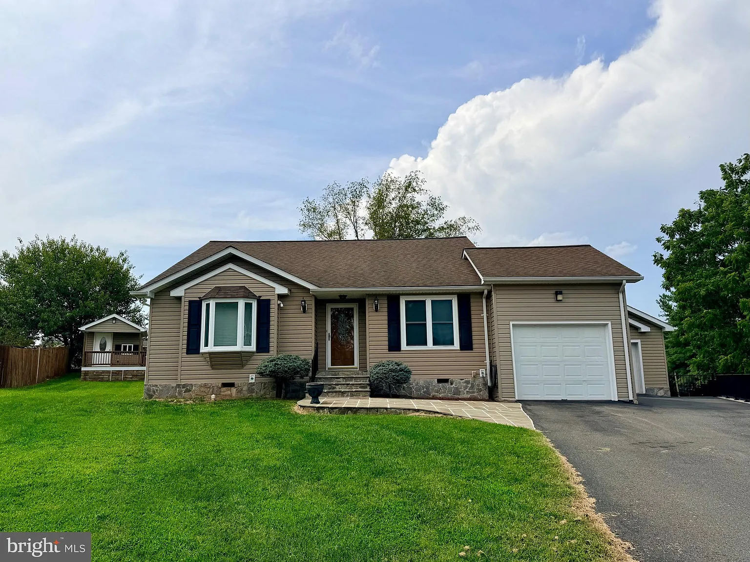 4 bed, 2.0 bath, 1894 sqft, $2,900 — Photo 1