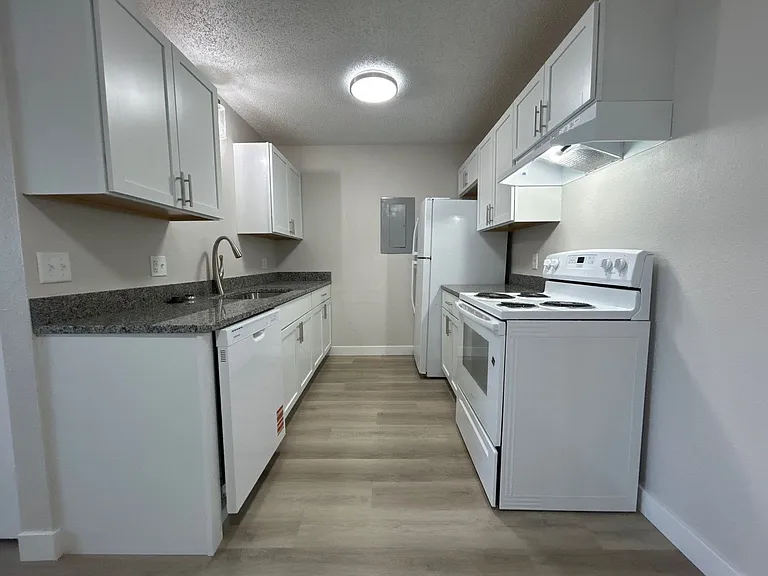 906 E E St — Photo 24