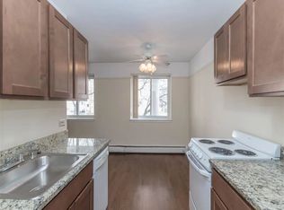 Winthrop Place, Chicago, IL 60660