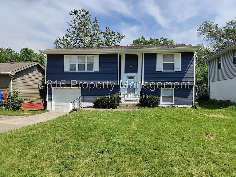 7941 NE San Rafael Dr — Photo 1