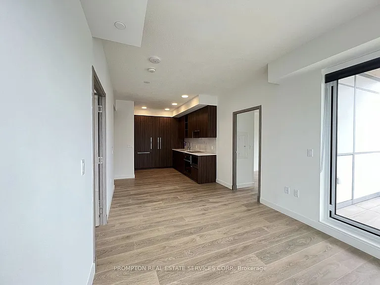 27 McMahon Dr #2012 — Photo 3