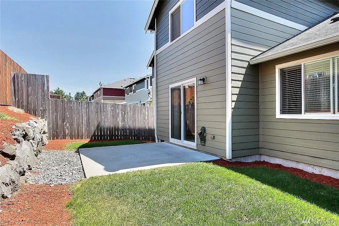 3 bed, 2.5 bath, 1602 sqft, $2,645 — Photo 2