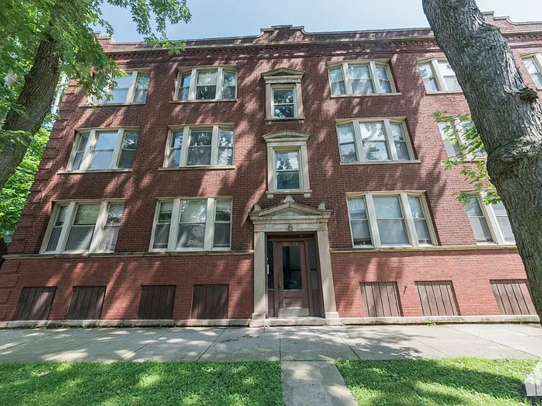 1944 W Winona St #3 — Photo 2