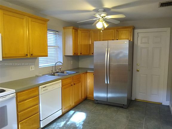 4th image of 1215 NE 11th Ave