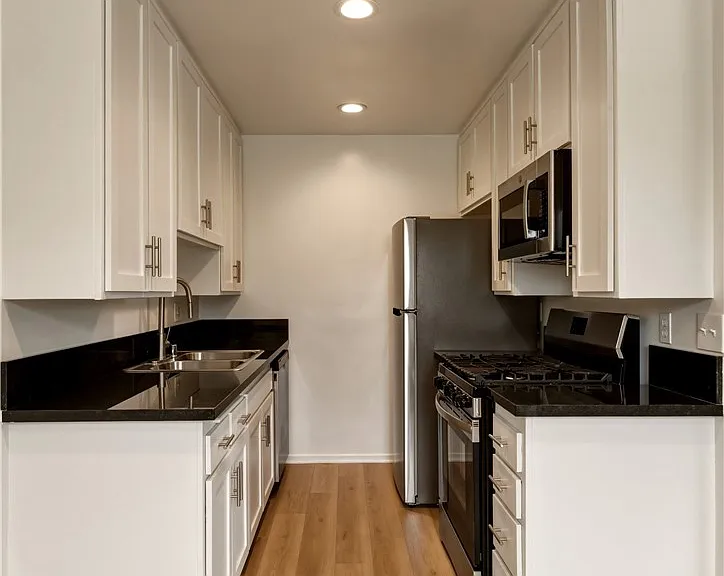 6140 Whitsett Ave #6 — Photo 3