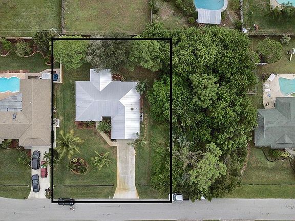 3rd image of 2534 SW Grotto Cir