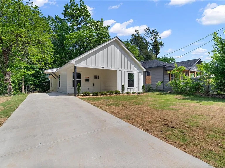 750 Barrett Pl — Photo 2