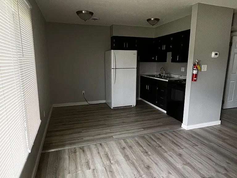 Parkway Apartments — Photo 14