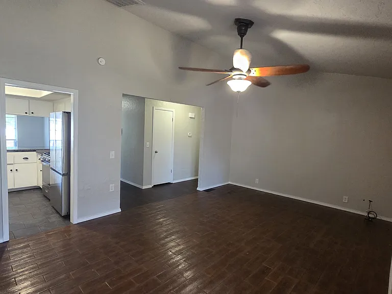 401 Norton Cir — Photo 8