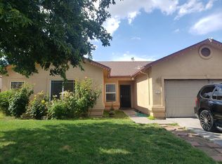 322 E Riverbend Ct, Visalia, CA 93291