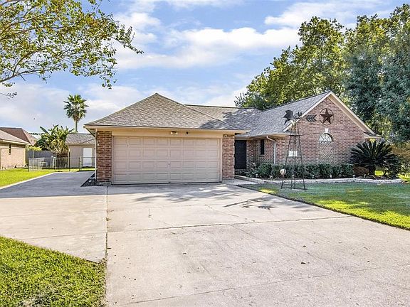 2nd image of 2418 Lily Ln